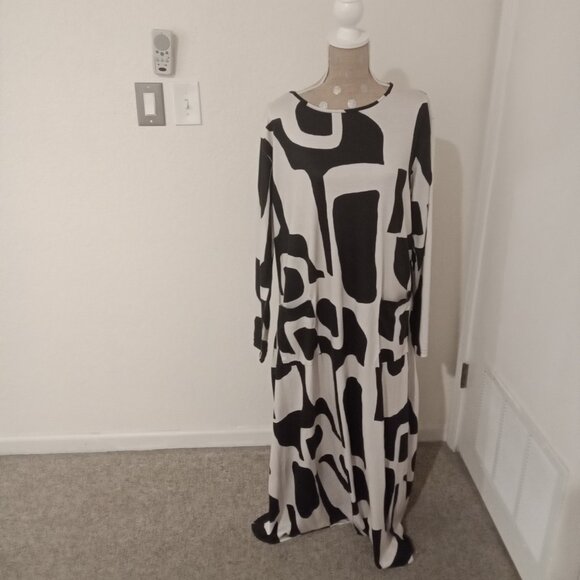 Dresses & Skirts - NWOT Black & White Abstract Print T-Shirt Dress With Pockets